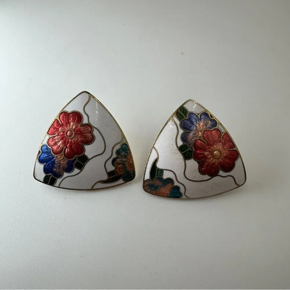 Stunning vintage trillion shaped Cloisonne white enamel with flowers‎ earrings!